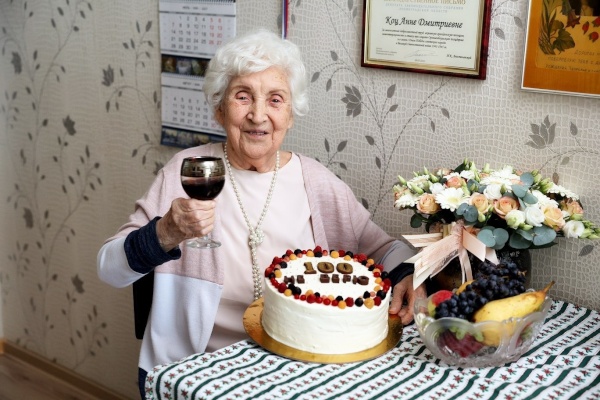 Жительница Петродворцового района Анна Дмитриевна Коц принимает поздравления с вековым юбилеем