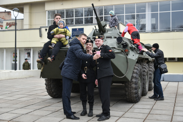 В сквере у Кронштадтского Дворца молодежи и во Дворце молодежи прошли мероприятия, посвященные  Дню памяти о россиянах, исполнявших служебный долг за пределами Отечества