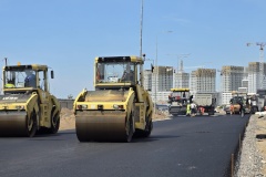 Дорожники укладывают асфальт на намыве Васильевского острова