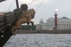 По поручению Александра Беглова в День Государственного флага России будут зажжены факелы Ростральных колонн, а Дворцовый и Троицкий мосты предстанут в цветах триколора