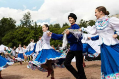 В День России в Муринском парке проходит праздник «В роще Калина»