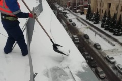 Коммунальные службы продолжают уборку снега