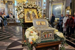 За неделю 35 тысяч верующих петербуржцев приложились к святыне в Казанском соборе