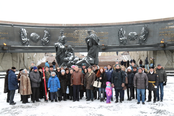 В День защитника Отечества делегация Кировского района возложила цветы к Монументу героическим защитникам Ленинграда