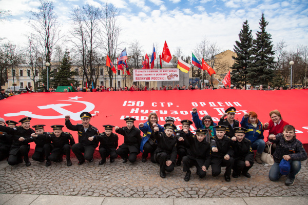В Кронштадте  на многолюдном митинге встретили участников международного автопробега «Наша Великая Победа».Кронштадтской землей были наполнены гильзы для обмена с другими городами Воинской Славы и в завершении была развернута огромная копия Знамени Победы