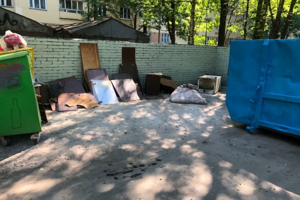 Арина Артемова проверила содержание территории МО Шувалово-Озерки