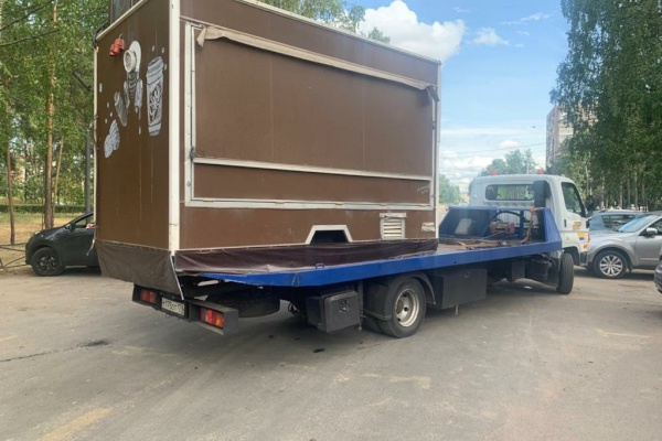 Около парка Сосновка пресекли торговлю «французскими собаками» и кукурузой